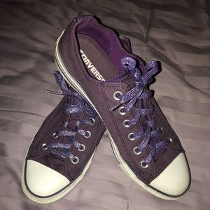 Purple converse low tops. Worn. Good condition.